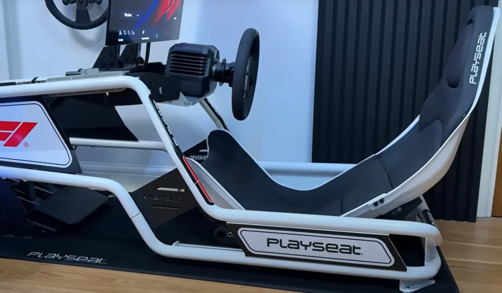 Volante Logitech G RS50 montado en cockpit