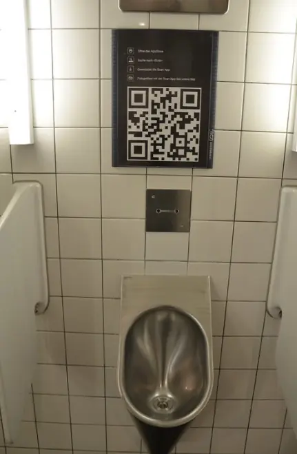 QR en urinario en Zurich - Pokemon Throh